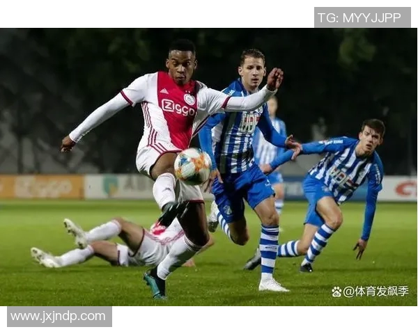 埃门与芬洛激战正酣球迷期待精彩进球与逆转时刻